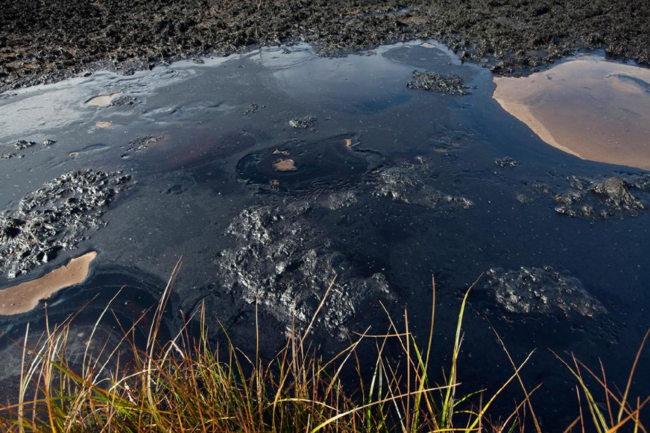 Разлив из нефтепровода Рязань-Тула-Орел из-за незаконной врезки