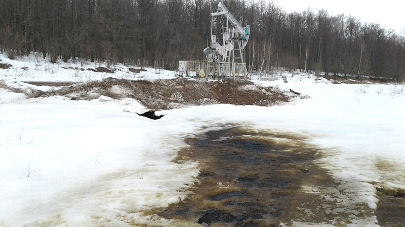 Разлив нефти в Альметьевскои районе Татарстана